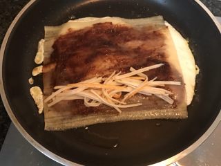 21、街头风味东北烤冷面,在一边铺上蟹肉棒