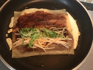 22、街头风味东北烤冷面,铺上一半的生菜丝