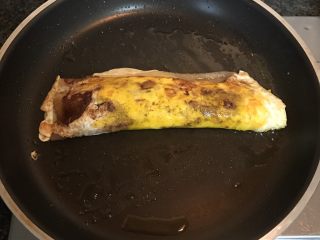 23、街头风味东北烤冷面,卷成卷