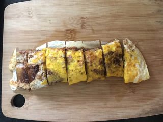 24、街头风味东北烤冷面,切成小段