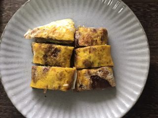 25、街头风味东北烤冷面,装入盘中