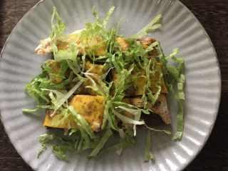 26、街头风味东北烤冷面,撒上剩余的生菜丝