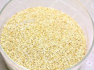 1、芝麻酱,看芝麻干净不？有杂质的先洗下，沥干水分后倒出晾干水分。我的很干净，这步就省略了。