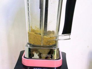 3、芝麻酱,炒出香味，倒出晾凉，倒入大一点的盆里，用筷子迅速划散。等凉透后倒入料理机里借助料理棒按酱料键。