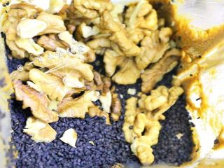 4、芝麻酱,打黑芝麻酱，柚妈又多加了核桃。其他步骤都一样。