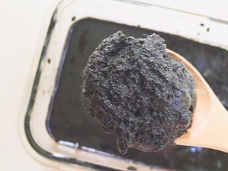 6、芝麻酱,这个油加的少，就稠很多。芝麻酱是冰箱里的常备，下面做调味，早餐做蔬菜沙拉都需要它。它还一直占据补钙补铁的榜首。