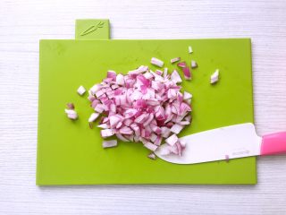 6、卤肉饭,洋葱切碎