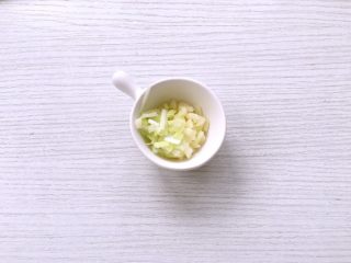 8、卤肉饭,葱切碎，蒜切碎，如喜欢还可以加入姜碎。