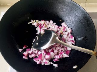 10、卤肉饭,倒入洋葱碎，炒软，大概1-2分钟即可