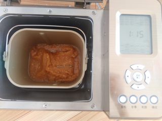 7、自制苹果酱,打碎的苹果泥放入面包机内，启动果酱程序