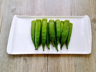 1、绿色美食凉拌秋葵,秋葵去掉头位部分，不要切太多，否则焯水时会把黏液漏掉
