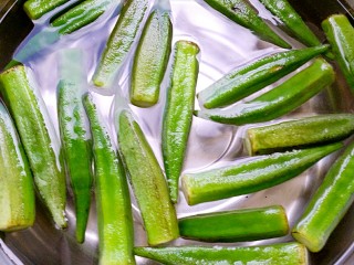 3、绿色美食凉拌秋葵,捞出秋葵立即放入冰水中冰镇降温