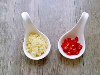 5、绿色美食凉拌秋葵,蒜和小米椒切碎备用