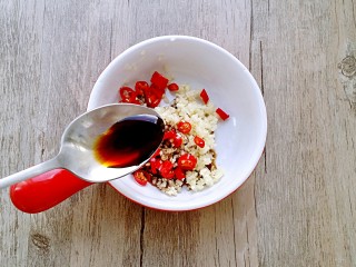 6、绿色美食凉拌秋葵,放入一大勺蒸鱼豉油