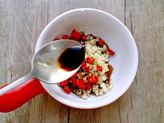 7、绿色美食凉拌秋葵,放入一小勺香醋