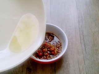 8、绿色美食凉拌秋葵,锅中加热2勺花生油，浇在调好的酱料里