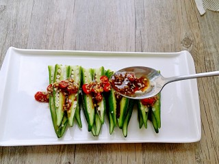 9、绿色美食凉拌秋葵,将调好的酱汁浇在秋葵上即可