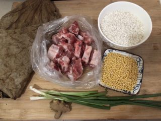 1、排骨糯米饭,准备所需食材