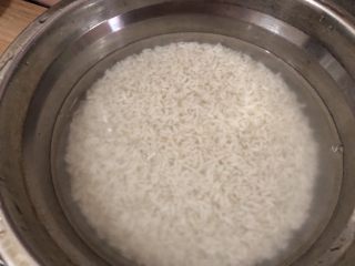 3、排骨糯米饭,温水或冷水提前泡二小时以上