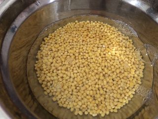 4、排骨糯米饭,绿豆仁清洗干净泡三小时