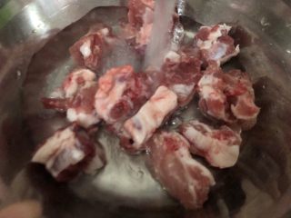 6、排骨糯米饭,排骨洗洗捞起