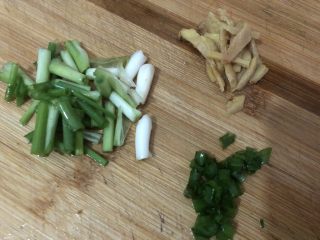 7、排骨糯米饭,姜葱切好