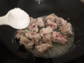 11、排骨糯米饭,加入盐