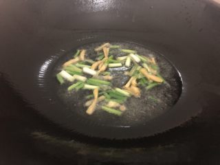 9、排骨糯米饭,油热下姜葱爆香捞出