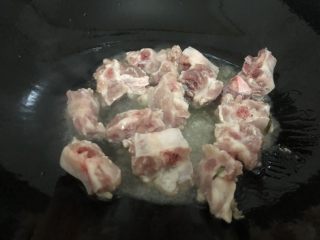 10、排骨糯米饭,下排骨翻炒一下