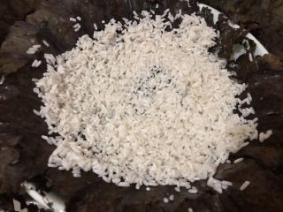 14、排骨糯米饭,把泡好的荷叶洗洗放入一个微深碟里，倒入一半糯米