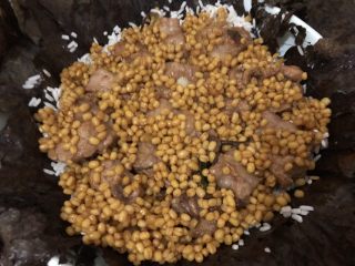 15、排骨糯米饭,把排骨绿豆仁摆进去