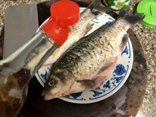 4、酱焖鲫鱼➕今年花胜去年红,浇上一汤匙料酒