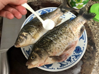 5、酱焖鲫鱼➕今年花胜去年红,撒上半茶匙食盐，用手在鱼身表面抹匀
