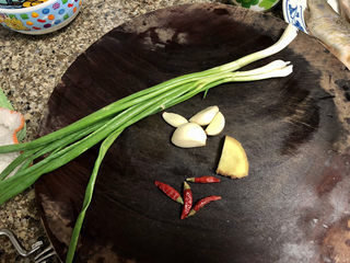 7、酱焖鲫鱼➕今年花胜去年红,准备点配菜：小葱两根，蒜四瓣，姜一小块，干辣椒4根