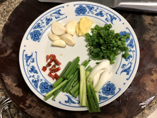 8、酱焖鲫鱼➕今年花胜去年红,葱姜蒜洗净，小葱葱白切段，葱绿切末，姜切姜片，蒜我今天用的整瓣