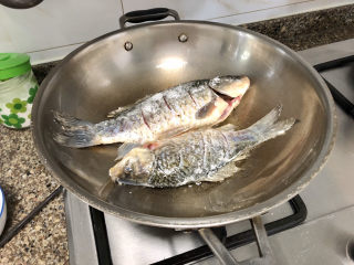 9、酱焖鲫鱼➕今年花胜去年红,鱼身腌好，表面拍干淀粉，锅烧热（不锈钢锅烧热煎鱼才不会粘锅），放适量食用油，放入鱼，中火煎，不要急着翻面