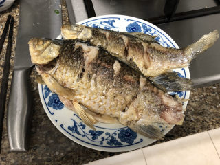 11、酱焖鲫鱼➕今年花胜去年红,煎好的鱼盛出，阿晨盛出来时不小心把鱼尾巴碰掉了????