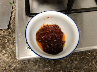 14、酱焖鲫鱼➕今年花胜去年红,今天用了一汤匙半郫县豆瓣酱，一汤匙海天黄豆酱