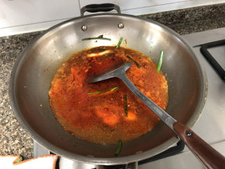 16、酱焖鲫鱼➕今年花胜去年红,加入适量热水，