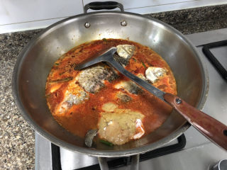 17、酱焖鲫鱼➕今年花胜去年红,放入煎好的鱼，鱼籽，中大火煮开