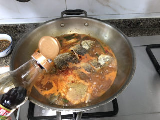 19、酱焖鲫鱼➕今年花胜去年红,加一茶匙老抽调色