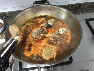 20、酱焖鲫鱼➕今年花胜去年红,加半汤匙香醋，今天醋不是重点，重点是酱香????