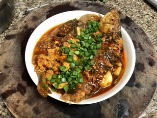 25、酱焖鲫鱼➕今年花胜去年红,撒上少许葱末，上桌开吃啦????