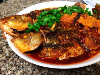 28、酱焖鲫鱼➕今年花胜去年红,这道酱焖鲫鱼，鱼肉细嫩，酱香浓郁，咸鲜微辣，好吃的停不了口。喜欢的小伙伴们，一起来试试吧????