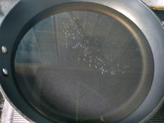 3、年菜  红红火火过大年&白萝卜猪血炖羊肉,锅内放水。