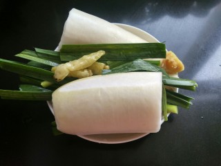 6、年菜  红红火火过大年&白萝卜猪血炖羊肉,准备白萝卜，生姜，大蒜苗，小米椒。