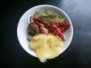 7、年菜  红红火火过大年&白萝卜猪血炖羊肉,准备干辣椒，香叶，草果，花椒，生姜切片，辣椒切段。