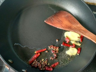 11、年菜  红红火火过大年&白萝卜猪血炖羊肉,锅内放油，烧热，放辣椒，花椒，生姜爆香。