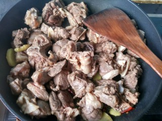 12、年菜  红红火火过大年&白萝卜猪血炖羊肉,放羊肉，放盐，料酒，老抽 翻炒。