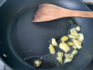 16、年菜  红红火火过大年&白萝卜猪血炖羊肉,时间到，羊肉炖好了，锅内再放油，放生姜，小米椒。